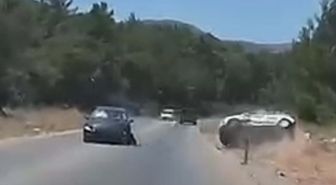 İki otomobilin çarpışması kamerada; 2 yaralı