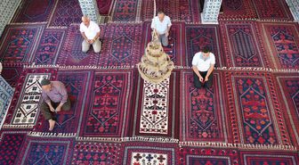 İlmek ilmek dokunan Yağcıbedir halıları kişinin vefatının ardından camiye seriliyor