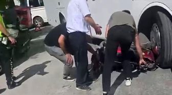 İşçi servisi ile çarpışan motosikletli yaralandı