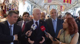 İstanbul Valisi Davut Gül, Kapalıçarşı'da esnafla buluştu