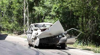 Kamyonetle kafa kafaya çarpışan Fiat Tofaş hurdaya döndü: 1 ölü, 5 yaralı