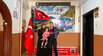 Kaybolduktan sonra bulunan Aybüke İnce'den jandarmaya teşekkür ziyareti