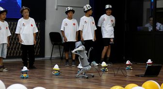 Bişkek'te öğrencilerden robotlu dans gösterisi