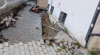 Küçükçekmece'de bina bahçesinde göçme meydana geldi; 29 kişiyi itfaiye çıkardı
