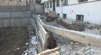 Küçükçekmece'de giriş katında çökme meydana gelen 5 katlı bina boşaltıldı
