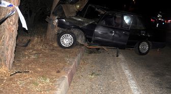 Ödemiş'te ağaca çarpan otomobildeki iki kişi yaralandı