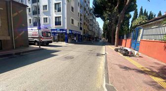 Otomobilin çarptığı motosiklet kaldırıma çıktı: 1 yaralı