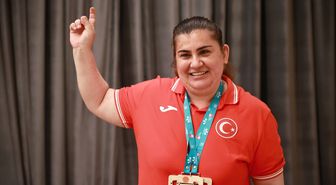 Sakatlıktan döndü, Avrupa Şampiyonası'nda 4 dünya rekoru kırıp 2 altın madalya kazandı