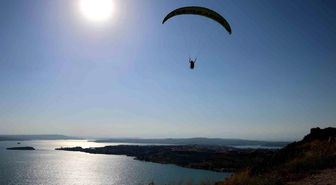 Serebral palsili Cabbar doğum gününde yamaç paraşütüyle uçtu