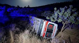 Siirt'te sağlıkçılar devrilen ambulansta kazayı yara atmadan atlattı