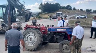 Tavşanlı'da otomobil ile traktör çarpıştı: 3 yaralı