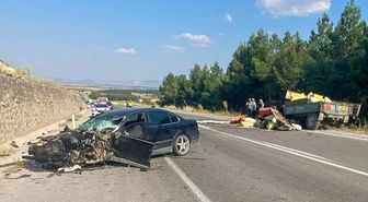 Uşak'ta traktörle otomobilin çarpışması sonucu 4 kişi yaralandı