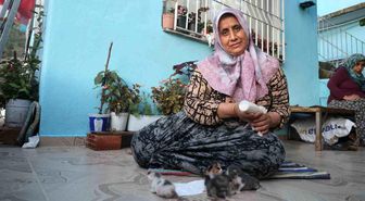 Anneleri telef olan yavru kedileri merhametiyle büyüten kadın, hayvanları biberonla besliyor