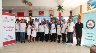 Antalya'da polisler ve özel gereksinimli bireyler sabun atölyesinde bir araya geldi
