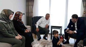 Bakan Kurum'dan depremzede Yusuf ve dedesine ziyaret