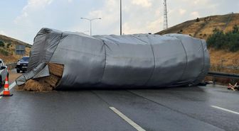 Balıkesir'de saman yüklü tır devrildi, otoyol trafiğe kapandı