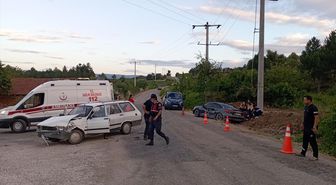 Bilecik'te iki otomobilin çarpıştığı kazada 10 kişi yaralandı