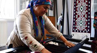 Cefakar anne, heybe yaparak dört çocuk okuttu