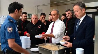 Erol personele aşure dağıttı