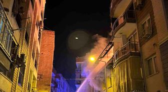 Evini ateşe verdi, alevler geceyi aydınlattı