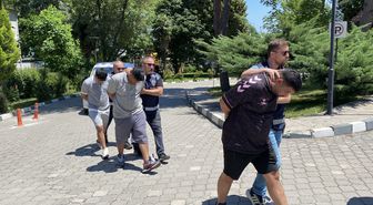 Husumetli iki grup arasında silahlı kavga; 3 yaralı