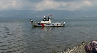 İznik Gölü'ne girdikten sonra kaybolan 2 kişi için arama çalışması başlatıldı