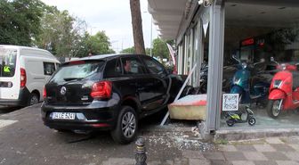 Kadıköy'de sürücüsünün direksiyon hakimiyetini kaybettiği otomobil dükkana girdi