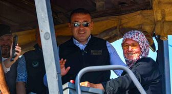 Köyünün sıcak asfaltını 73 yaşındaki Emine teyze döktü