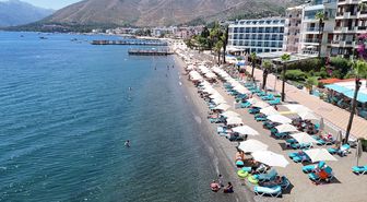 Muğla'nın turistik ilçelerindeki sahillerde sıcak hava yoğunluğu yaşanıyor