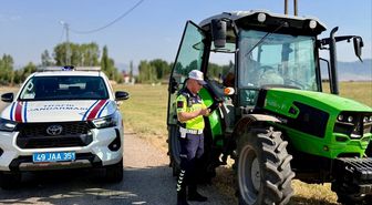 Muş'ta traktör sürücüleri bilgilendirildi
