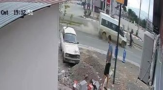Osmaniye'de minibüs başıboş ata çarptı