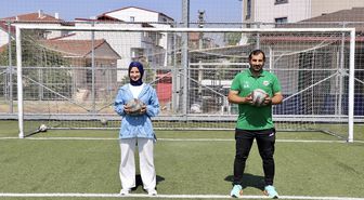 Sahada rakip olan başkan çift, genç futbolcular için birlikte çalışıyor