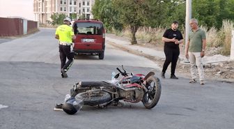 Samsun'da hafif ticari araçla çarpışan motosikletteki 2 kişi yaralandı