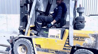 Şarampole yuvarlanan forkliftin altında kalan işçi hayatını kaybetti