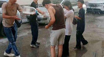 Sıcaktan bunalan gençler serinlemek için su savaşı yaptı