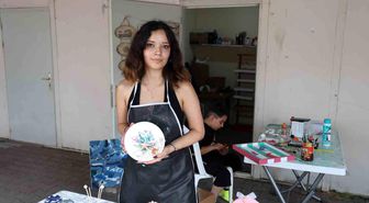 Sokak sanatçısından çocuklara resim boyama dersi