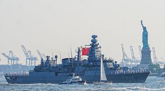 TCG Oruçreis, ABD'nin 250. kuruluş yılı töreni için New York Limanı'na demirledi