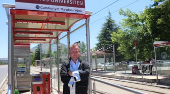 Üniversitedeki durakta görev yaparken öğrencilerden etkilendi; hayali olan gazeteciliği okuyup mezun oldu