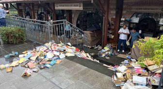 Üsküdar Sahaflar Çarşısı'nı su bastı: Yüzlerce kitap kullanılamaz hale geldi