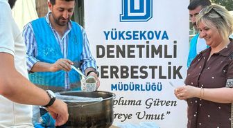 Yüksekova'da vatandaşlara aşure ikramı