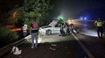 Anadolu Otoyolu'nda tırın arızalanan otomobile çarpması sonucu 1 çocuk öldü, 3 kişi yaralandı