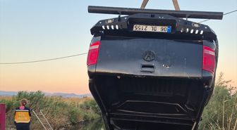 Balıkesir'de dere yatağına devrilen kamyonetteki 2 kişi öldü, bir kişi yaralandı