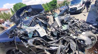 Bingöl'de tıra çarpan otomobil hurdaya döndü: 1 yaralı