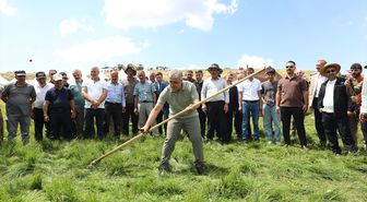 Bingöl Valisi Cahit Çelik Çotla Festivali'nde at binip tırpanla ot bitçi