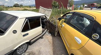 Bolu'da ticari taksi ile otomobil çarpıştı: 5 yaralı