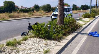 Denizli'de ağaca çarpan motosikletin sürücüsü ağır yaralandı