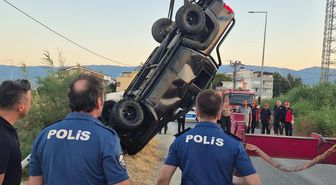 Balıkesir'de kamyonet dereye uçtu; 2 ölü, 1 yaralı