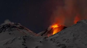 İtalya'da Etna Yanardağı yeniden güçlü şekilde kül püskürttü