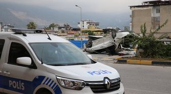 Hatay'da devrilen otomobildeki 2 kişi hayatını kaybetti, 3 kişi yaralandı