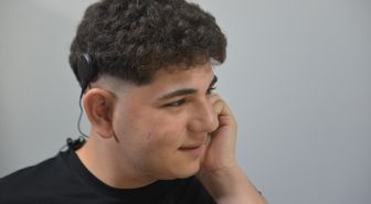 İşitme kaybı yaşayan liseli Muhammet'in biyonik kulakla duyma sevinci